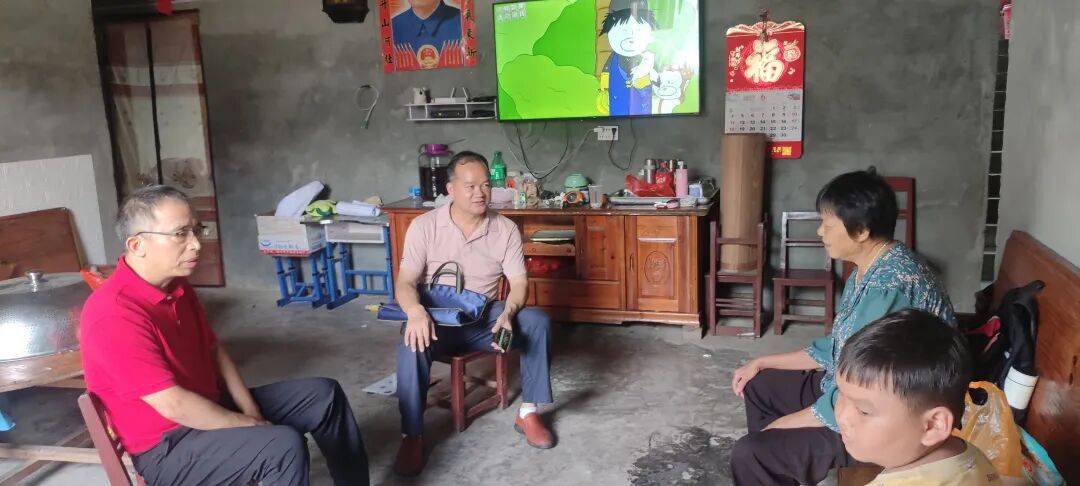 吴敬辉（右一）带领帮扶团队成员，到昭平困难学生家中走访。受访单位供图