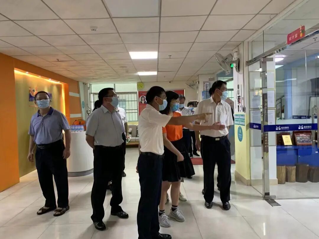 教育工委书记,市教育局党组书记,局长罗浩翔同志和端州区吴秀枝同志