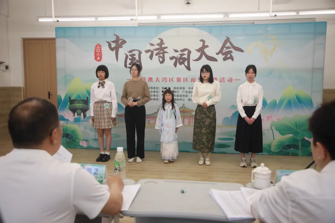 参赛者们通过飞花令的形式，展现出了深厚的古诗词功底。肇庆市融媒体中心记者 刘春林 摄