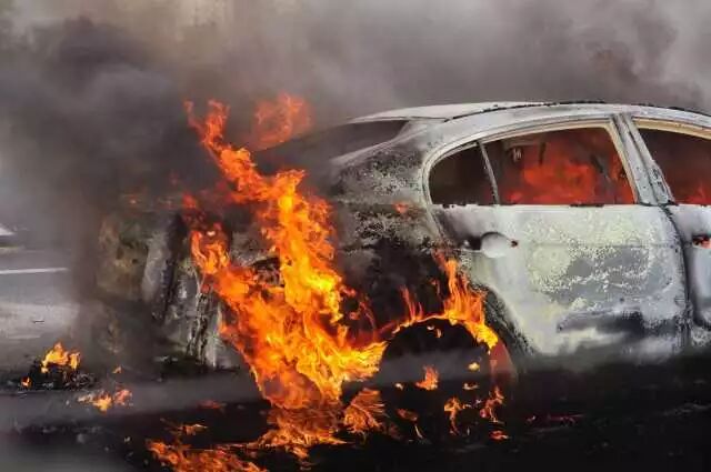 昨银西高速银川机场附近三车追尾,两车起火燃烧