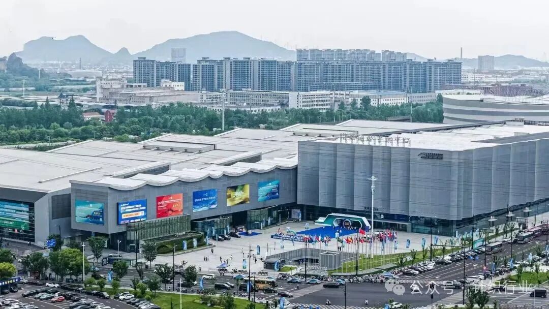 聚力启新！2026柯桥纺机及印花工业展首日开幕！着重打造智能针织设备...