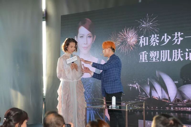 %name 娘娘蔡少芬惊现悉尼！美艳如18岁！皮肤细嫩身材窈窕！她，为澳洲华人女性带来终极美丽秘密！