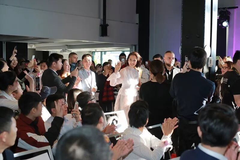%name 娘娘蔡少芬惊现悉尼！美艳如18岁！皮肤细嫩身材窈窕！她，为澳洲华人女性带来终极美丽秘密！