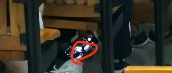 恶心！某大学教室内一男生偷拍女生，被同学当场记录