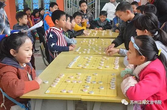 2018年北京小夫子国学太仓馆端午节、父亲节、首届中国象棋比赛三大活动6.18隆重举行，敬请家长孩子们抓紧报名参加哦！！！  太仓小夫子国学馆  北京小夫子国学太仓馆  昨天  点击上面 蓝色字体 免费订阅！       欢迎报名参加“北京小夫子国学太仓馆夏令营”课程学习，我们会给您和您的孩子带来一个快乐、充实、学有所得的国学暑假。  由北京小夫子国学太仓馆、苏州江海文治书院主办的我馆2018年端午节、父亲节、首届中国象棋比赛三大活动即将于6月18日在馆内隆重举行，敬请家长孩子们抓紧报名参加哦！！！  一、首届“太仓小夫子国学杯”少儿中国象棋比赛即将举行，欢迎广大同学积极报名参加哦！        今年6月18日端午节期间，由北京小夫子国学太仓馆主办的首届“太仓小夫子国学杯”少儿中国象棋比赛将在国学馆馆内举行，欢迎欢迎广大同学积极报名参加哦！           首届“太仓小夫子国学杯”少儿中国象棋比赛规程如下：          一、主办单位：北京小夫子国学太仓馆、苏州江海文治书院  