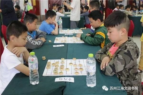 2018年北京小夫子国学太仓馆端午节、父亲节、首届中国象棋比赛三大活动6.18隆重举行，敬请家长孩子们抓紧报名参加哦！！！  太仓小夫子国学馆  北京小夫子国学太仓馆  昨天  点击上面 蓝色字体 免费订阅！       欢迎报名参加“北京小夫子国学太仓馆夏令营”课程学习，我们会给您和您的孩子带来一个快乐、充实、学有所得的国学暑假。  由北京小夫子国学太仓馆、苏州江海文治书院主办的我馆2018年端午节、父亲节、首届中国象棋比赛三大活动即将于6月18日在馆内隆重举行，敬请家长孩子们抓紧报名参加哦！！！  一、首届“太仓小夫子国学杯”少儿中国象棋比赛即将举行，欢迎广大同学积极报名参加哦！        今年6月18日端午节期间，由北京小夫子国学太仓馆主办的首届“太仓小夫子国学杯”少儿中国象棋比赛将在国学馆馆内举行，欢迎欢迎广大同学积极报名参加哦！           首届“太仓小夫子国学杯”少儿中国象棋比赛规程如下：          一、主办单位：北京小夫子国学太仓馆、苏州江海文治书院  