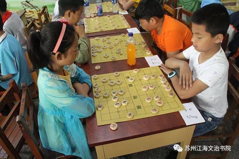 2018年北京小夫子国学太仓馆端午节、父亲节、首届中国象棋比赛三大活动6.18隆重举行，敬请家长孩子们抓紧报名参加哦！！！  太仓小夫子国学馆  北京小夫子国学太仓馆  昨天  点击上面 蓝色字体 免费订阅！       欢迎报名参加“北京小夫子国学太仓馆夏令营”课程学习，我们会给您和您的孩子带来一个快乐、充实、学有所得的国学暑假。  由北京小夫子国学太仓馆、苏州江海文治书院主办的我馆2018年端午节、父亲节、首届中国象棋比赛三大活动即将于6月18日在馆内隆重举行，敬请家长孩子们抓紧报名参加哦！！！  一、首届“太仓小夫子国学杯”少儿中国象棋比赛即将举行，欢迎广大同学积极报名参加哦！        今年6月18日端午节期间，由北京小夫子国学太仓馆主办的首届“太仓小夫子国学杯”少儿中国象棋比赛将在国学馆馆内举行，欢迎欢迎广大同学积极报名参加哦！           首届“太仓小夫子国学杯”少儿中国象棋比赛规程如下：          一、主办单位：北京小夫子国学太仓馆、苏州江海文治书院  