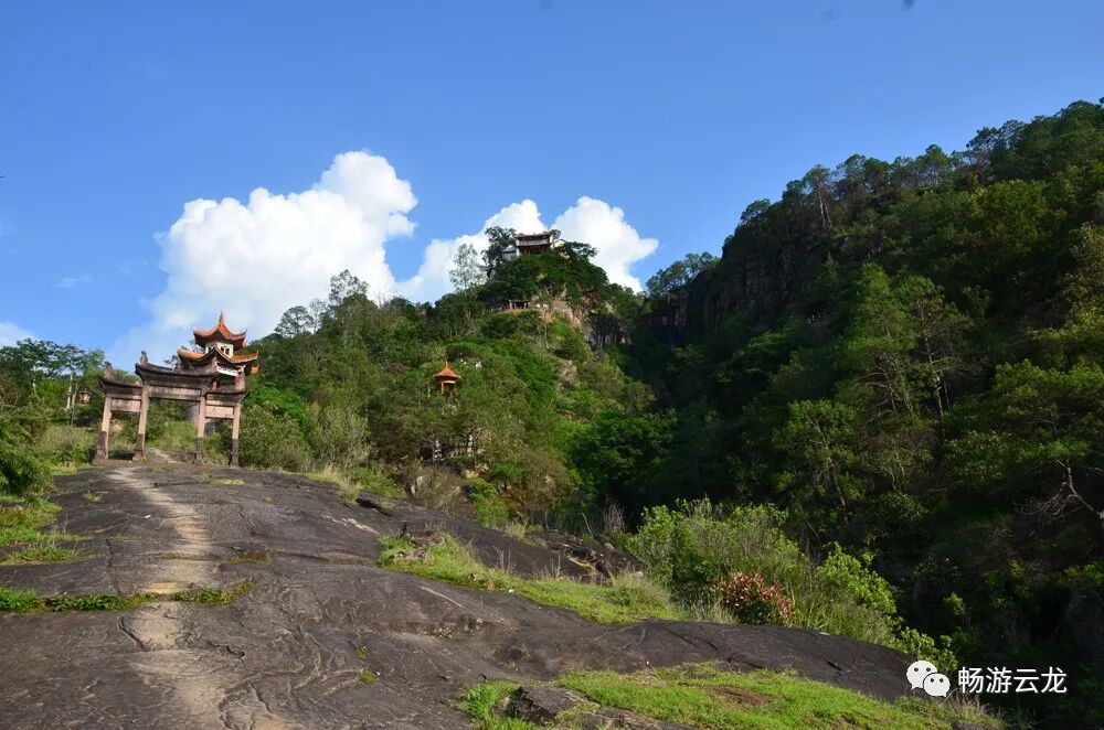 虎头山"石门"名称的由来,是因地处沘江峡谷,城南侧两山峡峙,壁万仞如