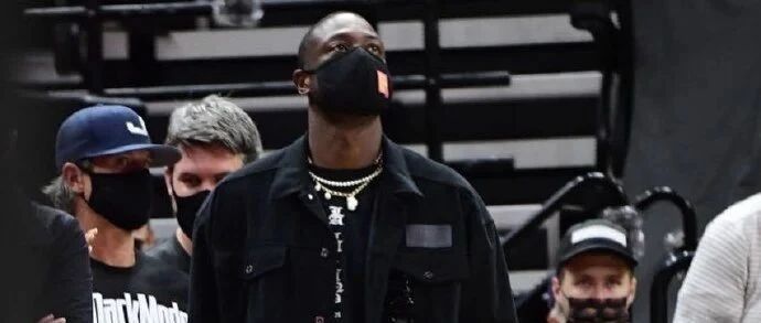 在退役780天，韦德现身爵士主场米切尔45分率队取胜