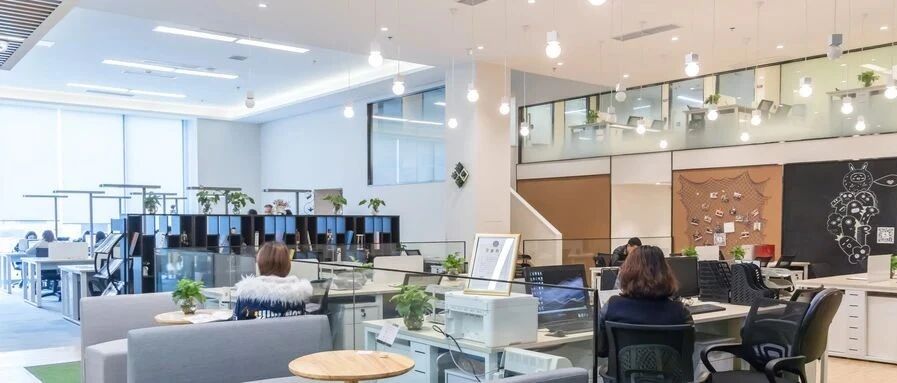 工作7年，HR在工位装了摄像头后，把我开除了...