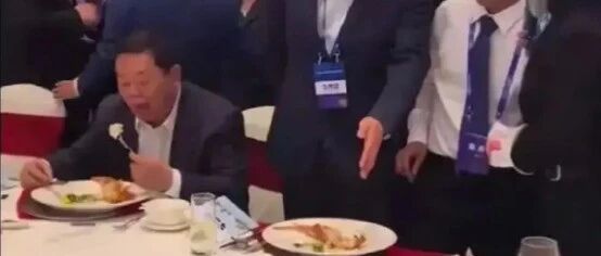 玻璃大王曹德旺饭局私照流出，打脸多少人：你以为的人脉，都是假的