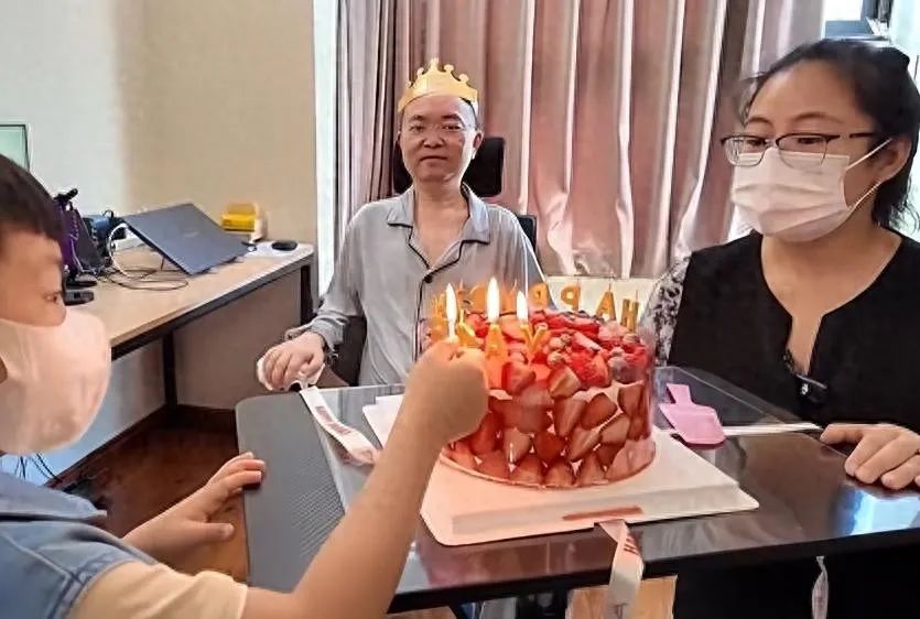 十亿难救一命!蔡磊生命进入倒计时,蔡磊47岁生日：不能说话只能靠眼控仪交流，父亲爷爷..