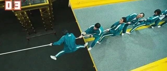 火爆全球引发热议的韩剧《鱿鱼游戏》在单纯的游戏中进行着杀戮