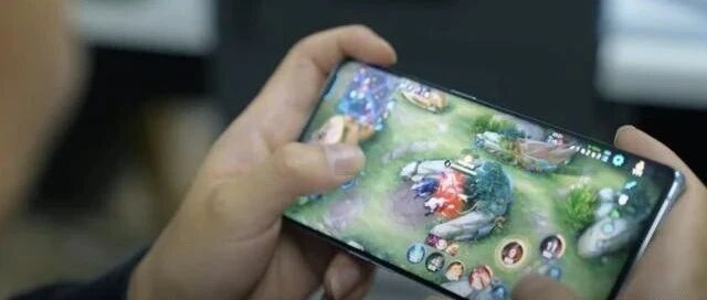 电竞走向“专业”的背后是产业的崛起，产业的背后是游戏正在加速迈向大众化的时代