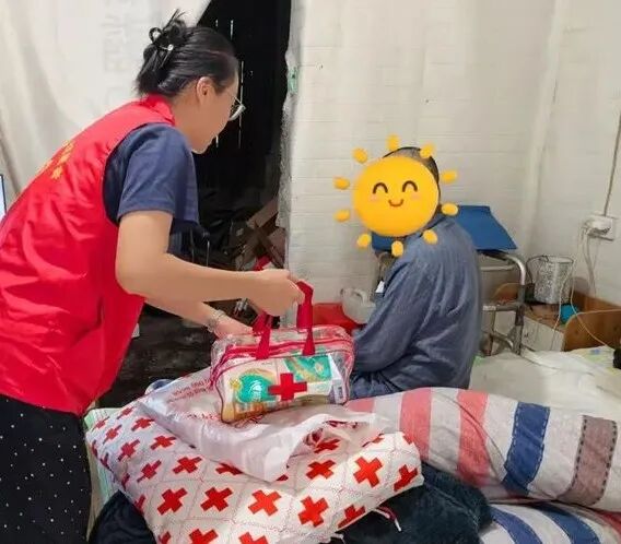 1、发放救灾物资。.jpg