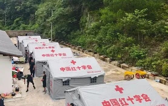 2、搭建救灾帐篷。.jpg