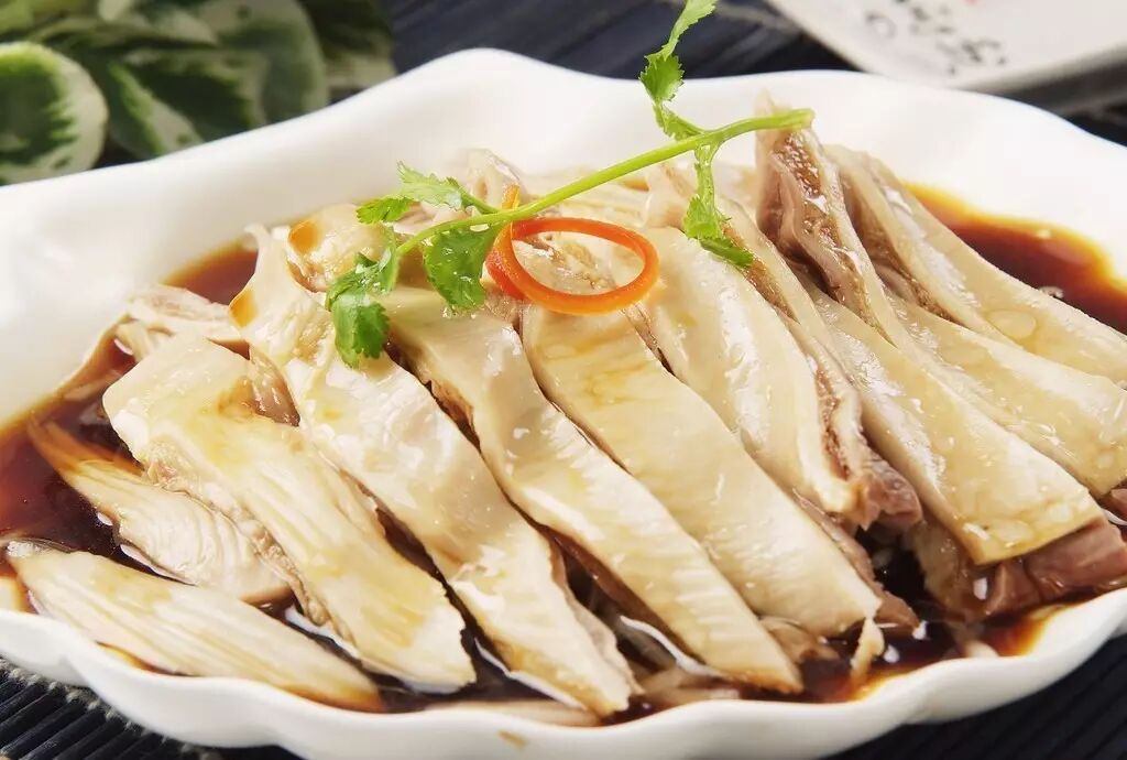 好吃,至少比炖过汤的鸡好吃,要不然就不会有人用猪肚白切了.