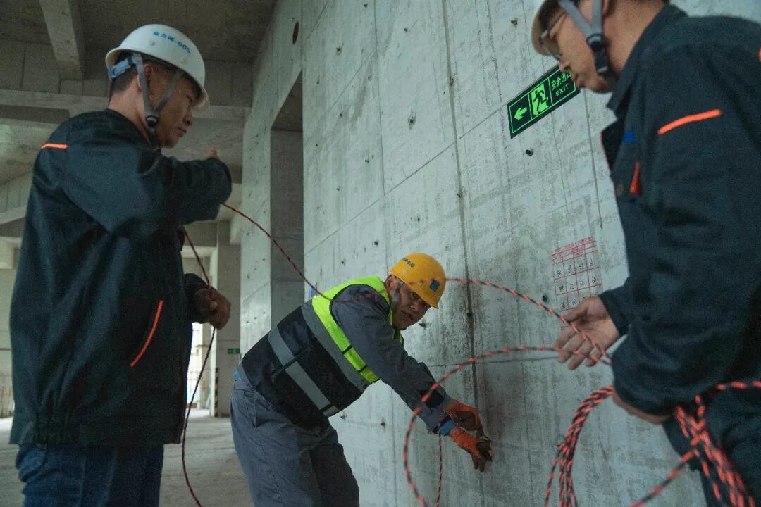 宋海涛（中）在工地上忙着预埋线路