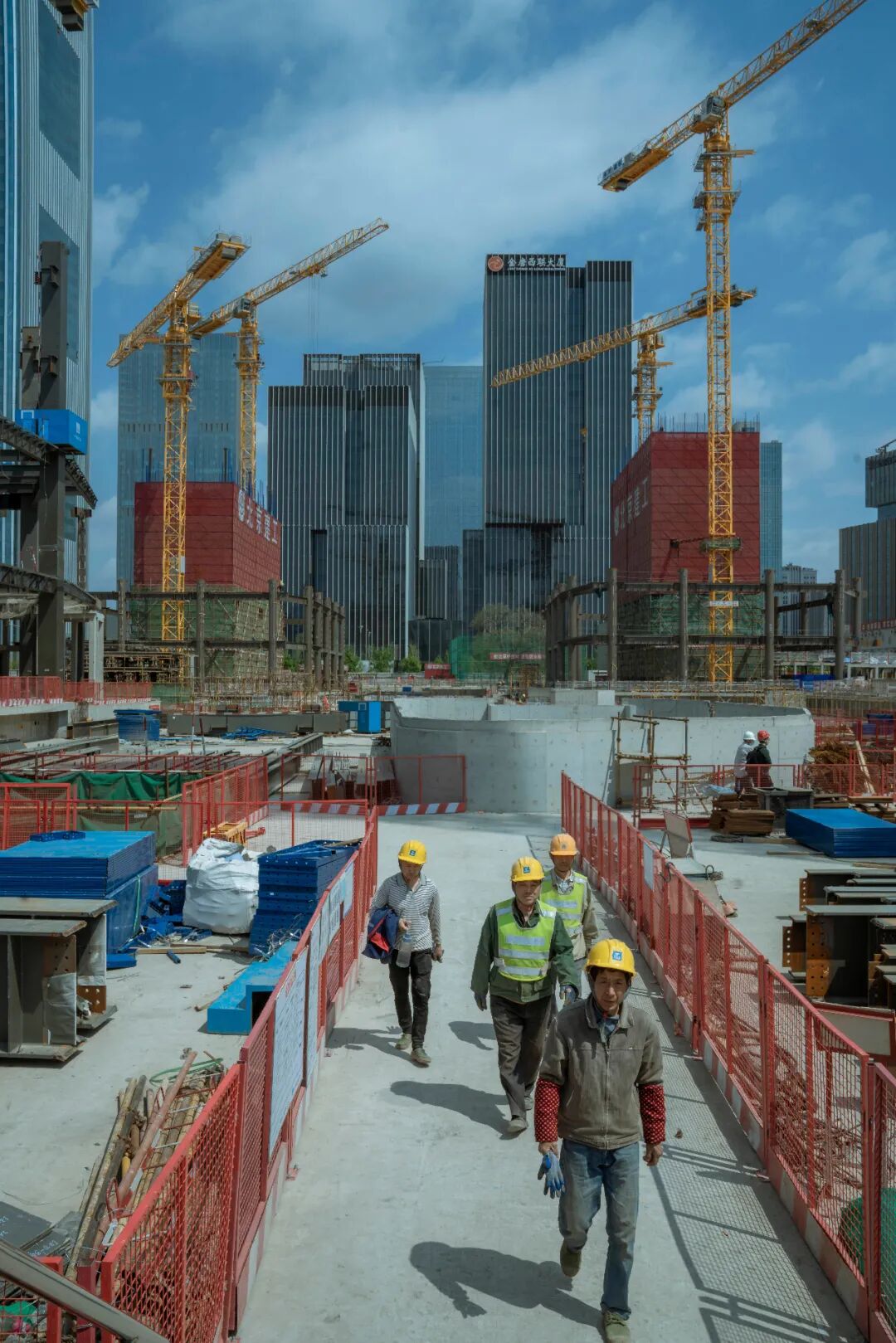 中国的城市建设离不开这些建筑工人