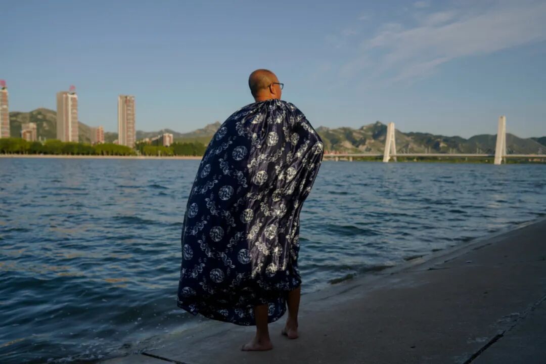 “奥利给大叔”：一个古怪笨拙的普通人被看见之后(图11)