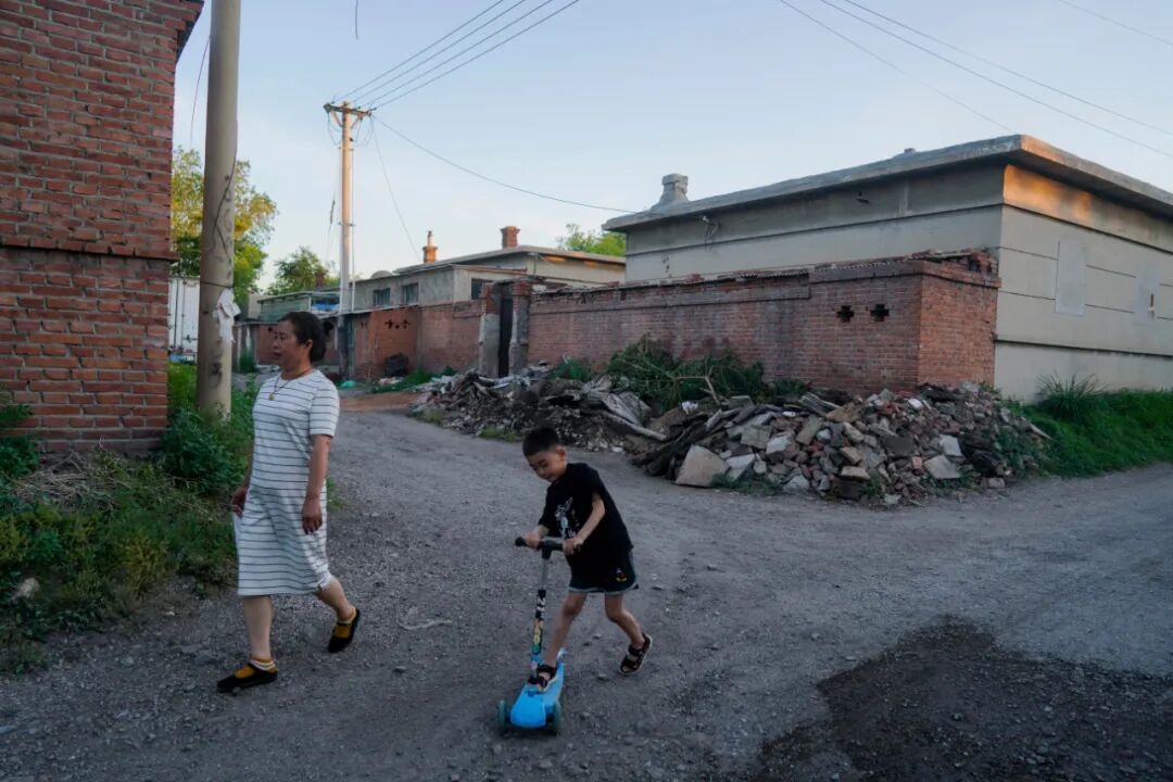 “奥利给大叔”：一个古怪笨拙的普通人被看见之后(图6)