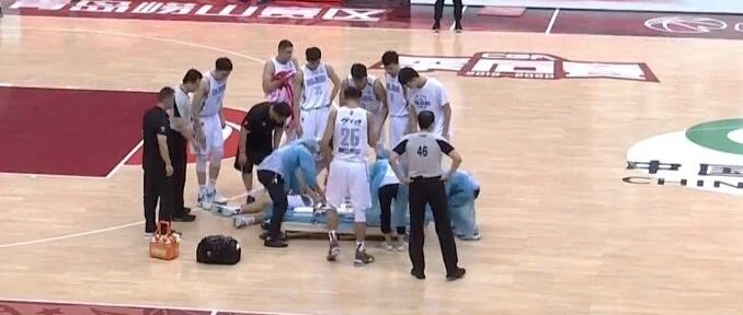 恐怖落地！半决赛直接上担架！郭艾伦以这样地方式上了热搜...