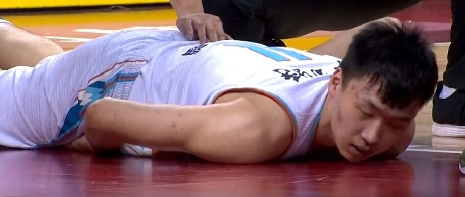 恐怖背摔！直接送120！碾压局伤了国家队的未来，还不止一个...