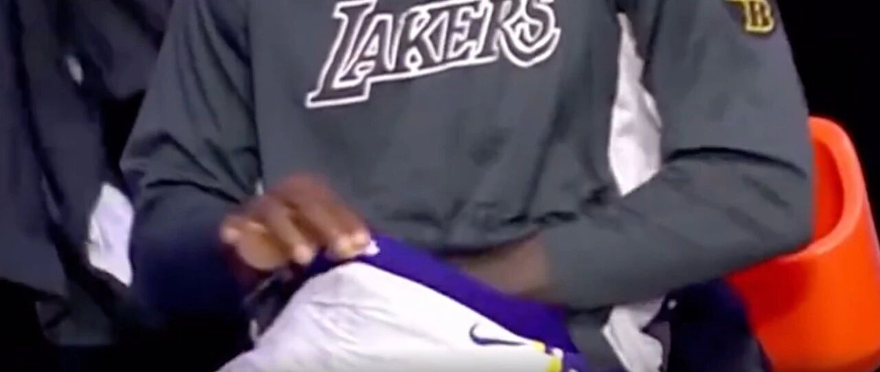 库兹马在场上的天秀表现，让詹姆斯忍不住把手伸进了裤裆...