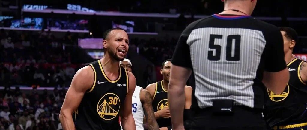 库里罕见暴怒！直接给裁判一个T！你惹他干嘛啊...