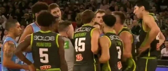 爆发冲突！周琦和对手干架！这波太硬了，牛逼！