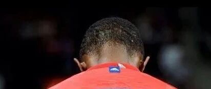 又是该死的十字韧带！他再也回不到NBA了...