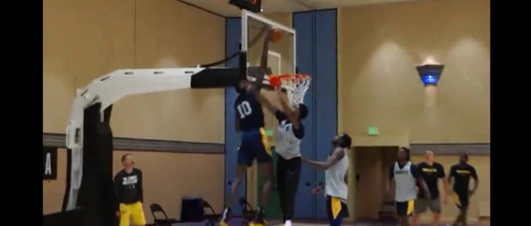 掘金启用2米21“控卫”！上来就这么扣谁顶得住啊？