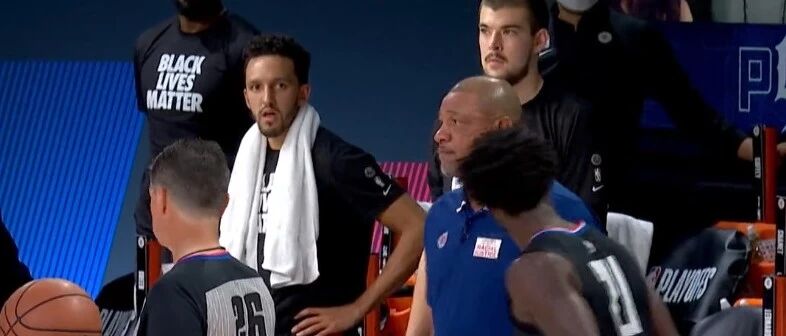 贝弗利撕咬教练，队友都看傻了！！生死关头小卡0分，都怪昨晚...