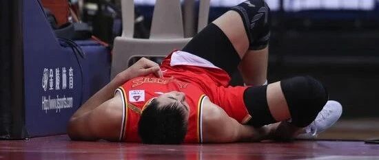 这一伤，全国球迷心都提到嗓子眼了！