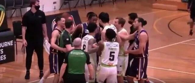 周琦首秀就打架！真硬啊！这表现稳了！