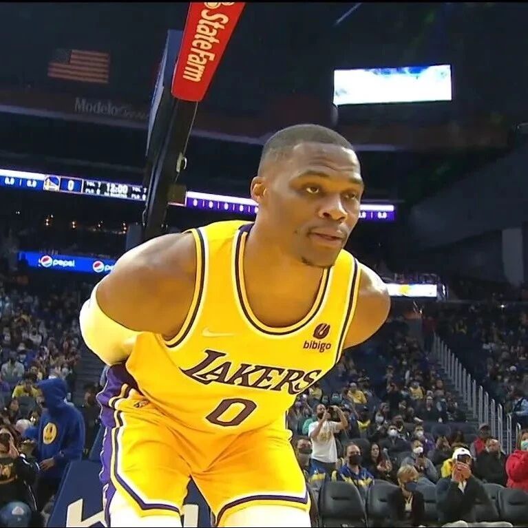 威少首秀！湖人球迷集体送医抢救...