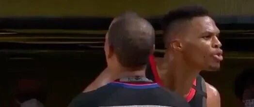 事态升级！隆多当众嘲讽威少！听不懂采访没关系，进群免费学英语！