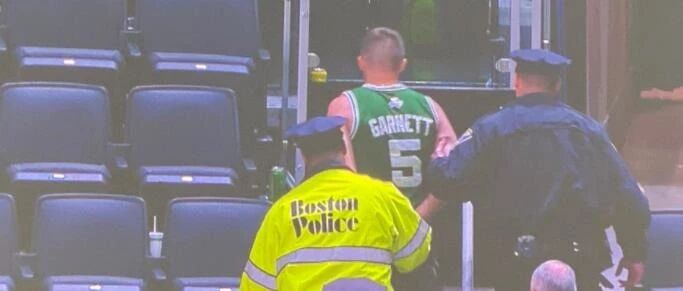 直接朝欧文头上砸啊！当场逮捕！这一幕太突然了...