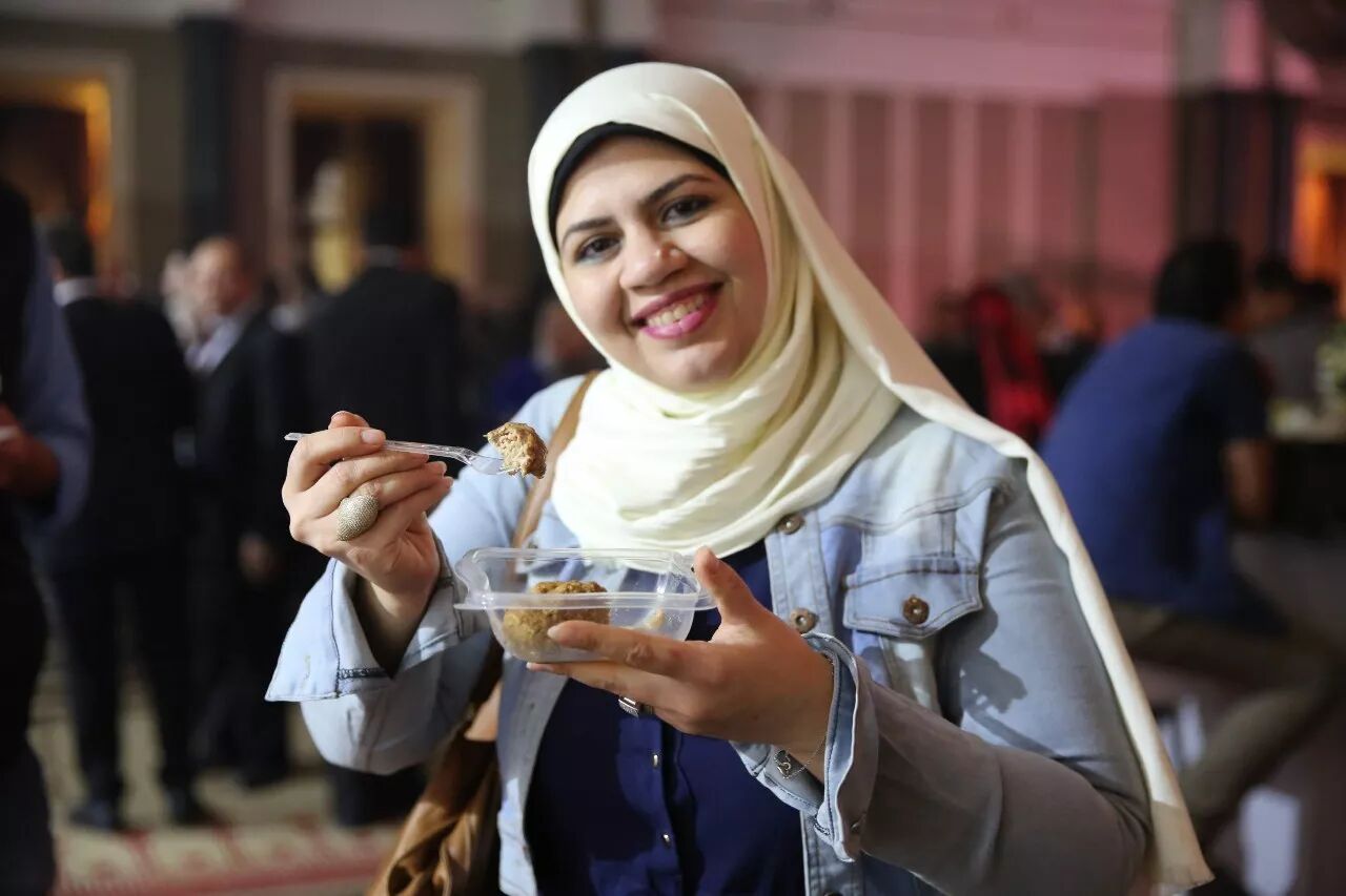 外国民众在中国展台前品尝美食