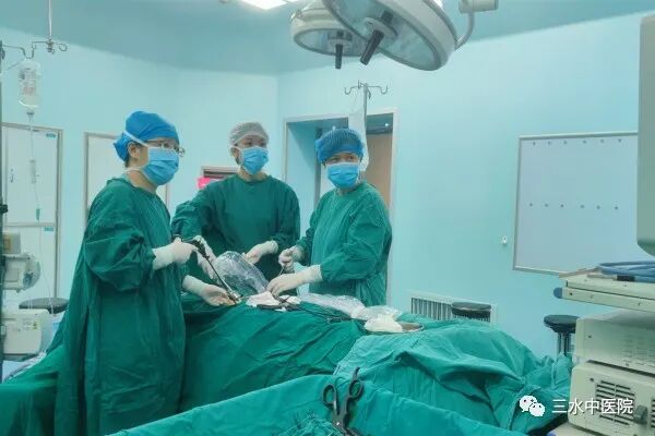 ▲钟雪云医师、罗捷玲医师为患者实施腹腔镜手术治疗