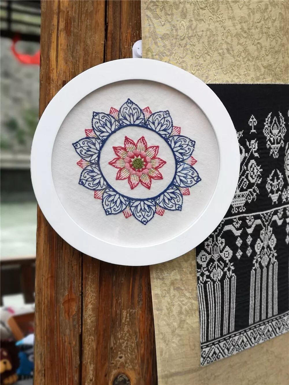 这条文化特色街集大熊猫文化,汶川风貌,藏羌文化为一体,不仅有熊猫