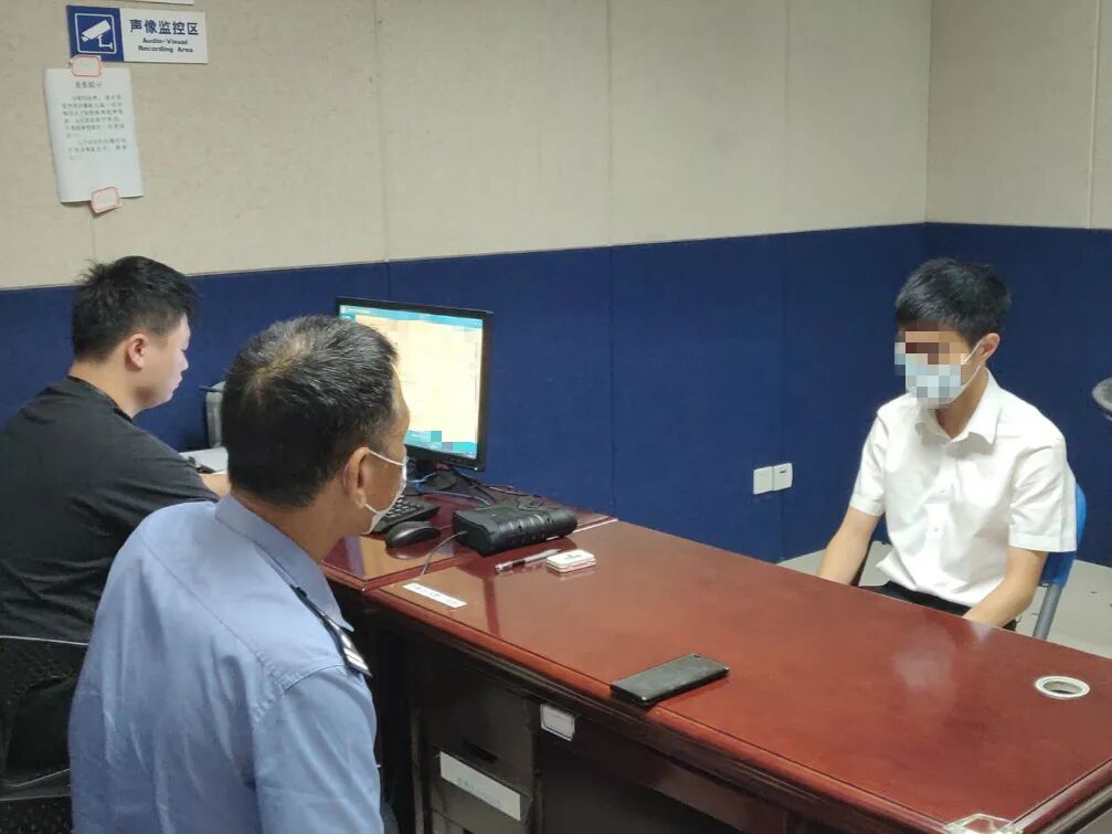 民警审讯嫌疑人李某目前,嫌疑人李某因涉嫌职务侵占已被福田警方
