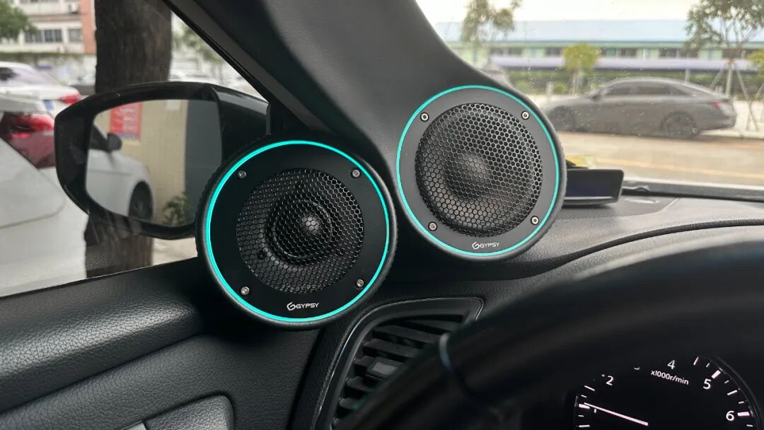 就以日产天籁的全套音响器材为例,从选主机及功放就可以看出车主对