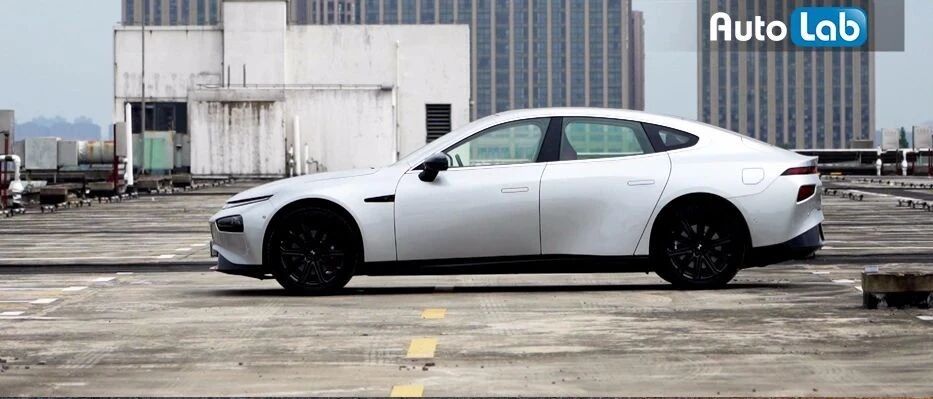 视频 | 性能车的快乐，燃油车的续航，在小鹏P7面前特斯拉也要认怂