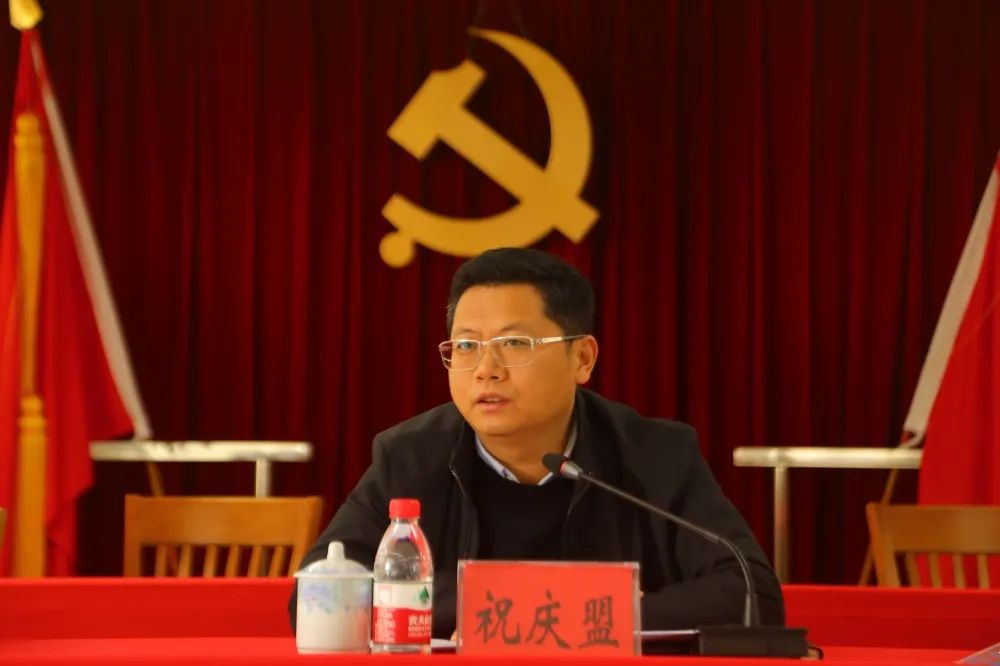 红旗镇委副书记,镇长,镇委党史学习教育领导小组副组长王军主持会议.