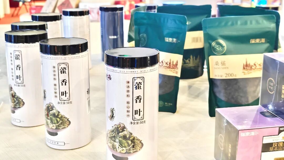 遂溪南药广藿香和桑葚制成的养生产品。陈欢 摄