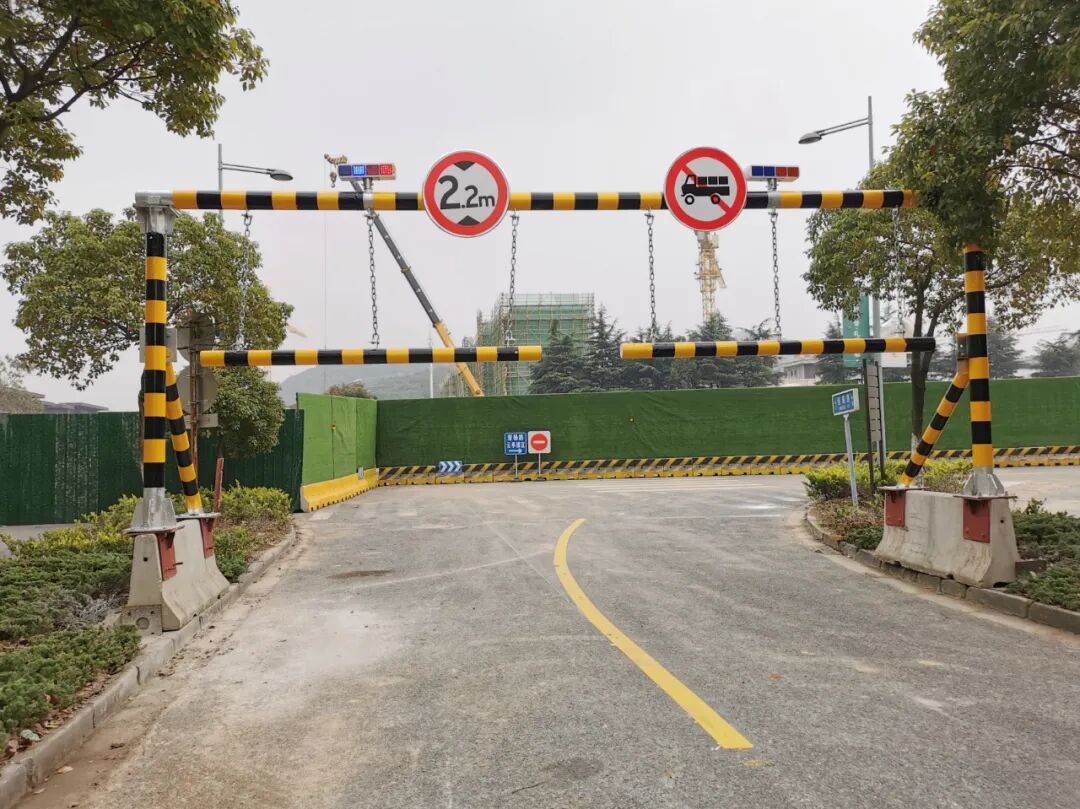 2,迎瑞路西侧路口及澄杨路(右转路口)位置均设有限高门架,限高2.