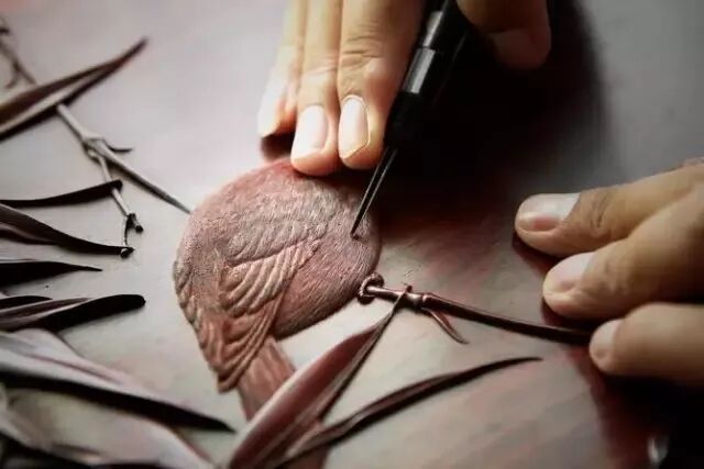 清除红木家具纹饰内的灰尘，有讲究！