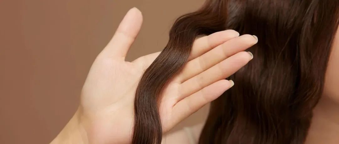 告别染发剂？Nature重磅：科学家发现白发可逆变黑的“开关”！