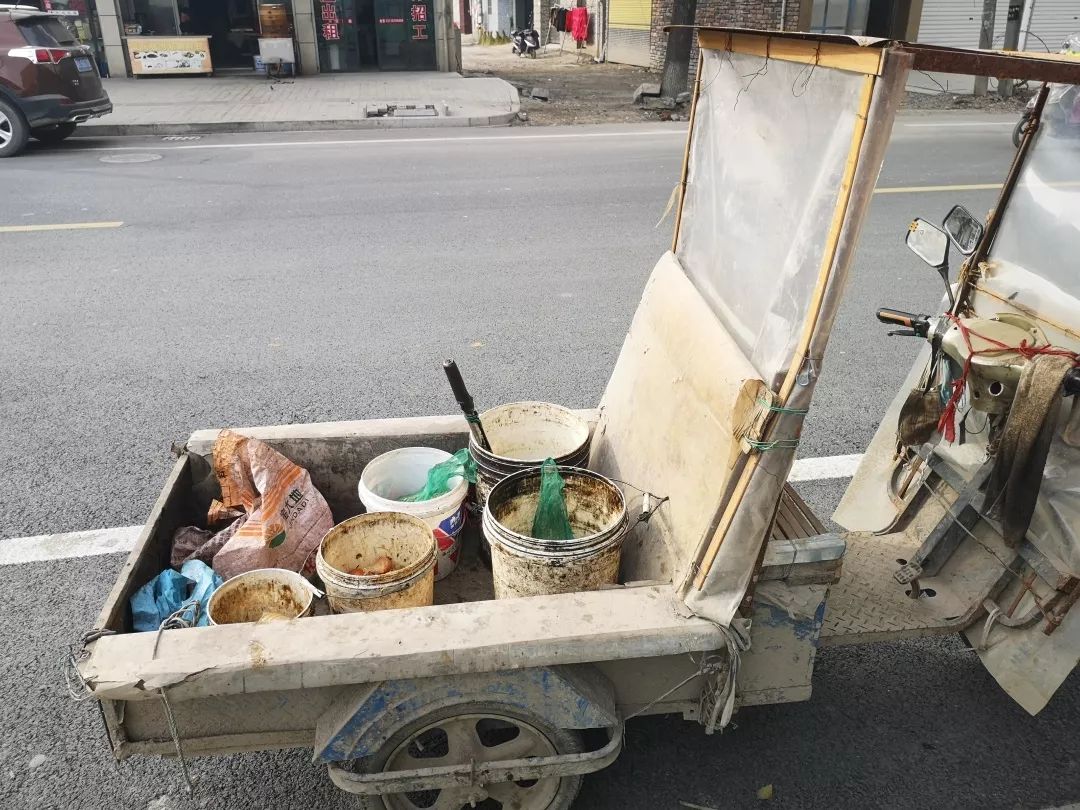 義橋有人偷倒餐廚泔水汙染河道